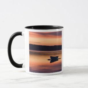 Caneca Uma skiff ao nascer do sol em Eggemoggin Reach em