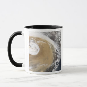 Caneca Uma tempestade da poeira do asiático cruza o