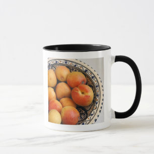 Caneca Uma tigela de damascos mediterrâneos 2