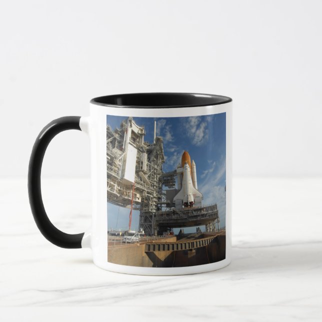 Caneca Uma vista Space Shuttle Atlantis no lançamento 39A (Esquerda)