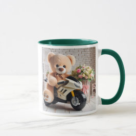 Caneca Un ours en peluche assis sur une moto en jouet.