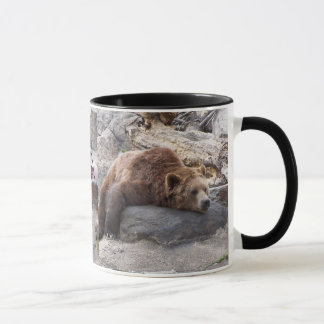 Caneca Urso de urso que descansa na rocha