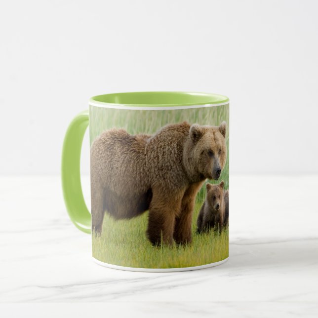 Caneca Urso Pardo do Alasca com Filhotes em uma Campina (Frente Esquerda)