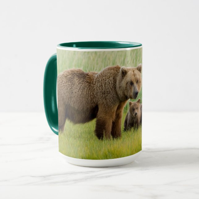 Caneca Urso Pardo do Alasca com Filhotes em uma Campina (Frente Esquerda)