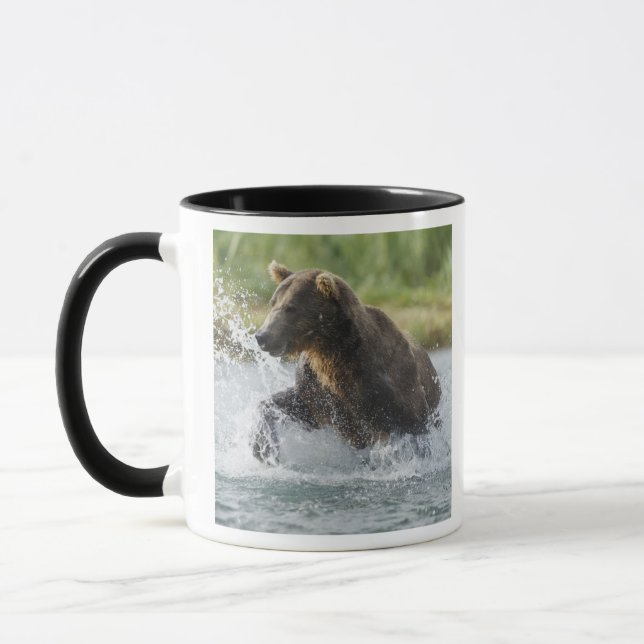 Caneca Urso pardo perseguindo salmão no rio (Esquerda)