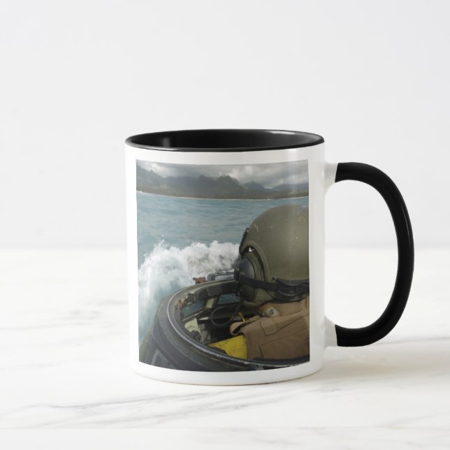 Caneca US Marine dirigindo um veículo anfíbio de agressão (Direita)