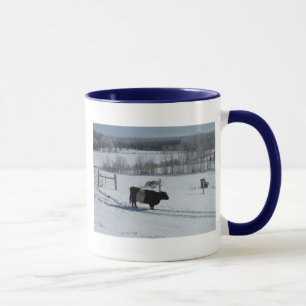 Caneca Vaca Galloway Belga em uma bela paisagem de neve