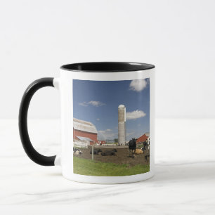 Caneca Vacas na frente de um celeiro e de um silo