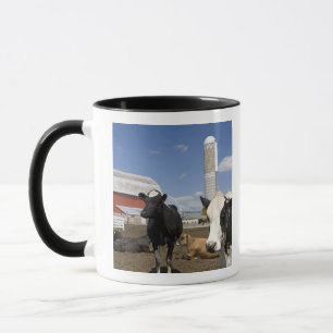 Caneca Vacas na frente de um celeiro vermelho e silo em u