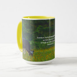 Caneca Vacas pacíficas varridas na Bíblia de flor selvage