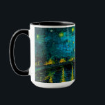 Caneca Van Gogh Starry Night Over the Rhône<br><div class="desc">Café Mug com o óleo de Vincent van Gogh pintando Starry Night sobre o Ródano (1888). As estrelas amarelas brilhantes decoram o céu azul noturno como um casal rolando ao longo de um riverbank em Arles. Um presente perfeito para fãs de Impressionismo Poste e arte holandesa.</div>