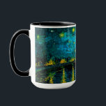 Caneca Van Gogh Starry Night Over the Rhône<br><div class="desc">Café Mug com o óleo de Vincent van Gogh pintando Starry Night sobre o Ródano (1888). As estrelas amarelas brilhantes decoram o céu azul noturno como um casal rolando ao longo de um riverbank em Arles. Um presente perfeito para fãs de Impressionismo Poste e arte holandesa.</div>