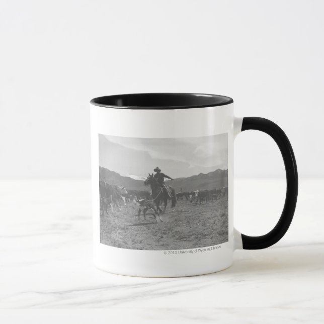 Caneca Vaqueiro que roping uma vitela para a marcagem com (Direita)