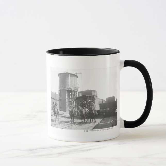 Caneca Vaqueiros nos cavalos que levantam na frente de um (Direita)