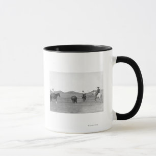 Caneca Vaqueiros nos cavalos que Roping a fotografia do