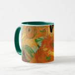 Caneca Vase com doze girassóis por Vincent van Gogh<br><div class="desc">Ainda com a Vida: Vase com Doze Girassóis por Vincent van Gogh é um apos impressionismo de arte vintage que ainda é uma pintura floral viva. Um belo buquê de verão com uma dúzia de flores de girassol frescas do jardim. Parte de uma série de girassóis que van Gogh fez...</div>