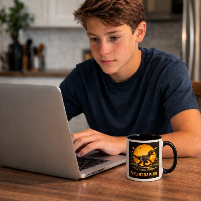 Caneca Velociraptor Dinossauro Pré-Histórico Lua (Teen boy working on his laptop with a Velociraptor mug)