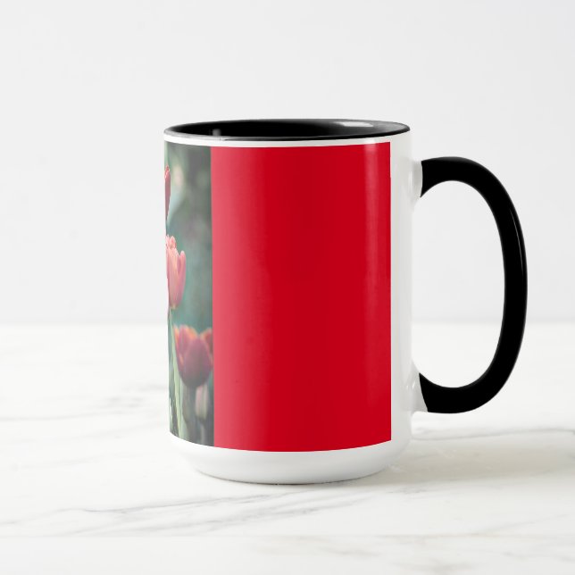 Caneca vermelha da campainha com tulipas vermelhas (Direita)