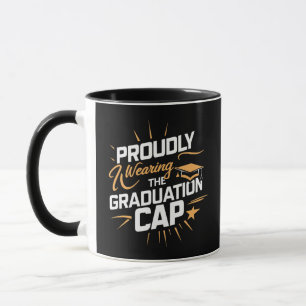 Caneca Vestindo orgulhosamente o Boné de formatura, canec