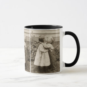 Caneca Vintage Love Foto de Crianças Beijando em um Jardi