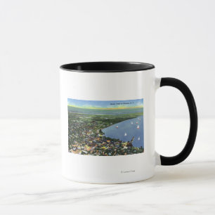 Caneca Vista aérea da cidade, veleiros no lago