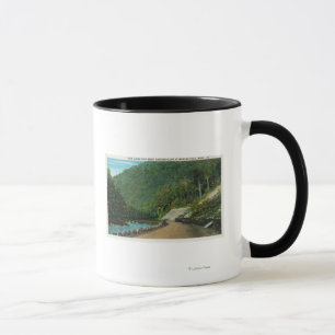 Caneca Vista ao longo do rio frio da inclinação orienta