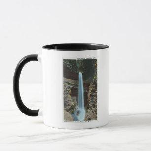 Caneca Vista da cascata espectacular da caverna