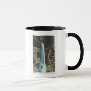 Caneca Vista da cascata espectacular da caverna