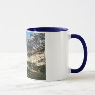 Caneca Vista das montanhas da dolomite em Italia do norte