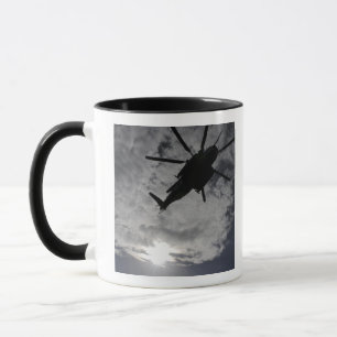 Caneca Vista de baixo ângulo de um CH-53E