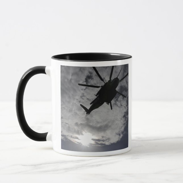 Caneca Vista de baixo ângulo de um CH-53E (Esquerda)