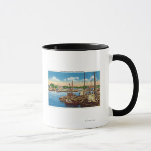 Caneca Vista de barcos de pesca no porto