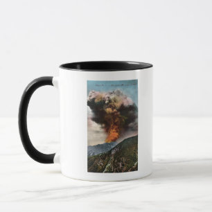 Caneca Vista de incêndio florestal em montanhas