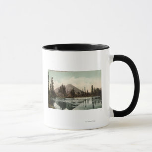 Caneca Vista de montículos pretos ao longo da rota de