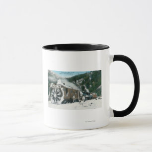 Caneca Vista de um arado de neve giratório nas montanhas
