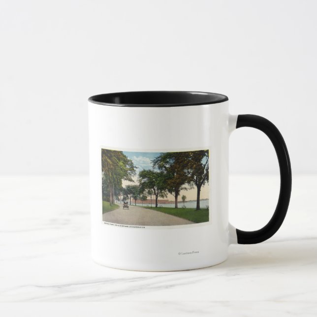 Caneca Vista de Unidade de Parque Costeiro Mostrando Loco (Direita)