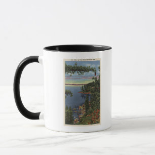 Caneca Vista do lago através dos pinhos do açúcar
