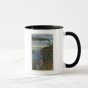 Caneca Vista do lago através dos pinhos do açúcar