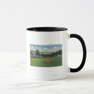 Caneca Vista do parque e do Flagpole da vila de Mayville