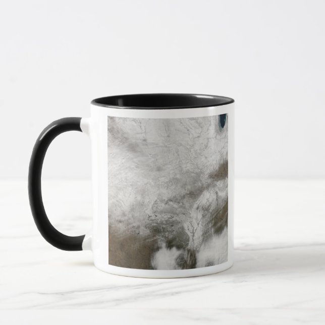 Caneca Vista por satélite de uma forte tempestade de inve (Esquerda)