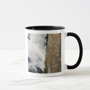 Caneca Vista satélite das montanhas de Andes