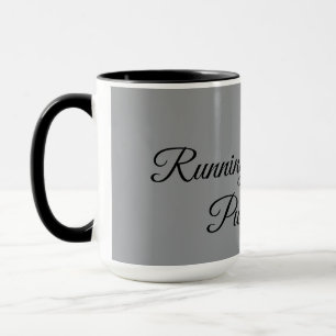 Caneca Vivendo à base de Café & Caos Puro.