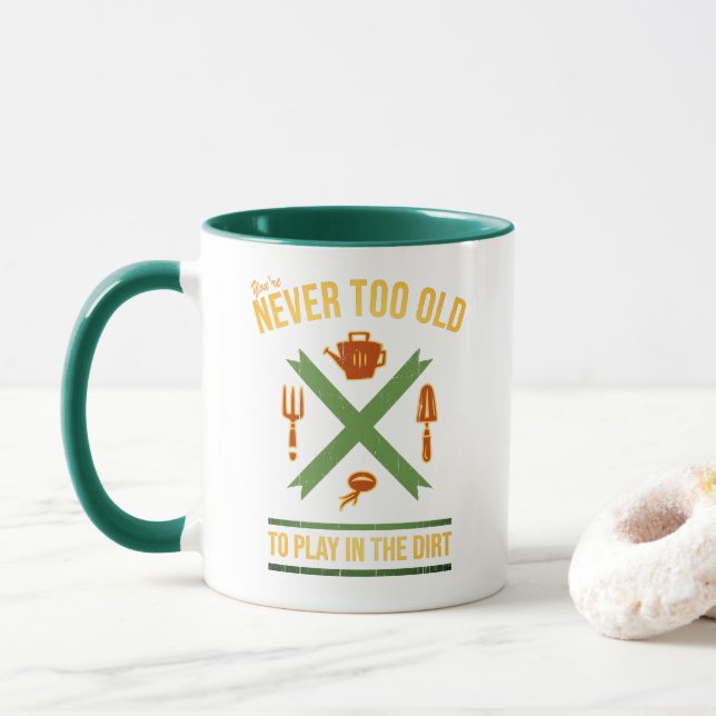 Caneca Você nunca é muito velho para jogar no jardineiro (Com Donut)