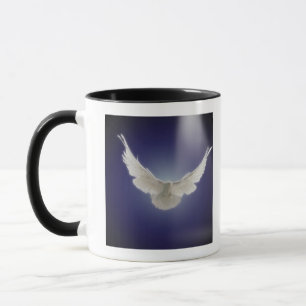 Caneca Vôo da pomba através do feixe de luz