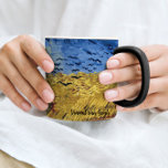 Caneca Wheatfield com Crows Vincent van Gogh Mug<br><div class="desc">Uma caneca de café de arte com a pintura impressionista poste,  Wheatfield with Crows (1890),  de Vincent van Gogh (1853-1890). O nome do artista é exibido no canto inferior da caneca. Um caminho pelos campos de fazenda com um céu azul e um bando de corvos.</div>
