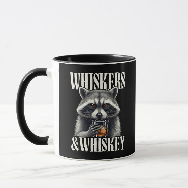 Caneca Whiskers & Whiskey Raccoon Funny Trash Raccoon (Esquerda)