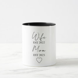 Caneca Wife & Mom Est. – Minimalist Valentine Gift