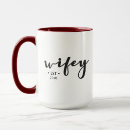 Caneca Wifey de Script Moderno do Ano Personalizado