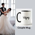 Caneca Wifey Wedding Honeymoon Casal Mug<br><div class="desc">Simples design de script preto e branco. Comprar com a caneca "Hubby" correspondente: https://www.zazzle.com/z/a1bfnkyo?rf=238256703991377343 Faz um presente de casamento excelente!</div>