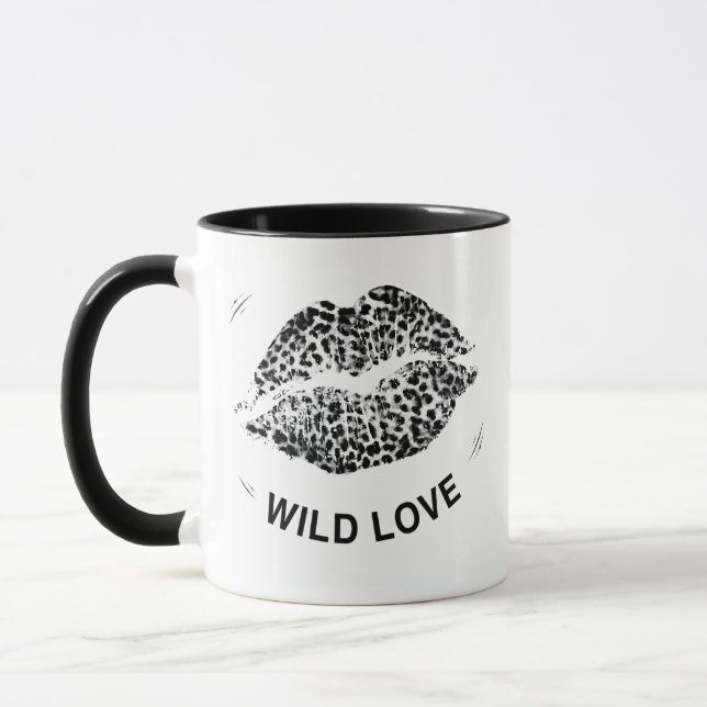 Caneca Wild Kiss Graphic Tee (Esquerda)